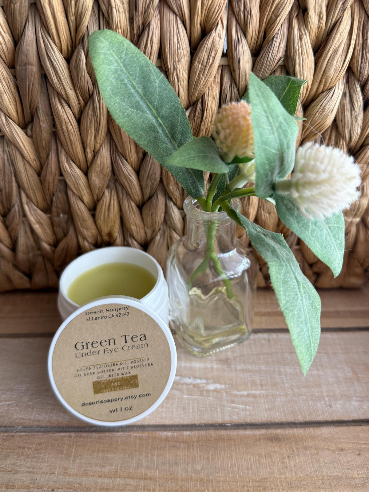 Green tea eye cream to protect the delicate skin around the eyes, reduce inflamation and dark circles.